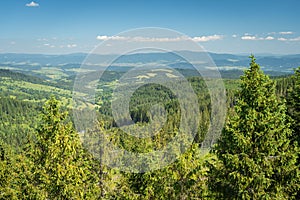 Malebný vyvýšený výhľad na Belianske Tatry na Slovensku. Výhľad do údolia, lesa a hôr