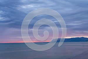 Scenico nuvole durante alba Attraverso costa sabbioso Spiaggia un annulla il mare Acqua piccolo Sicilia 