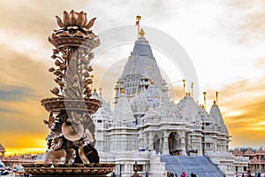 Scenic hindu statue with Akshardham Mahamandir temple in the back at BAPS Swaminarayan Akshardham