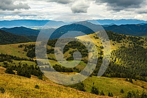 Malebná krajina s majestátnymi štítmi hôr. Veľká Fatra, Západné Karpaty, Slovensko.