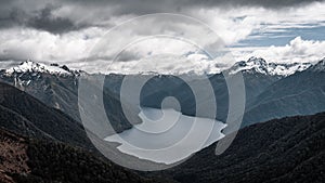 Scenico da Circondato secondo montagne un la valle nuvoloso il cielo 