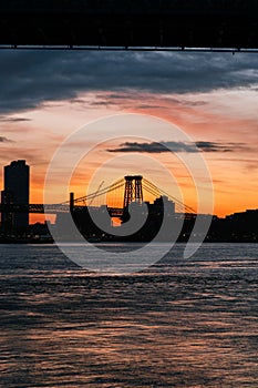 Scenic shot of a New York city in the background of the Hudson river at sunset