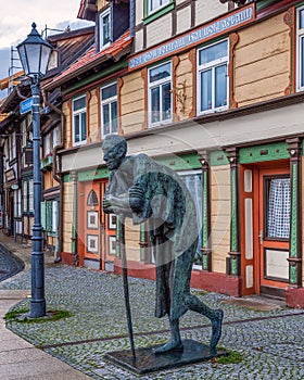 Scenic street scene in Wernigerode with vintage buildings and Skulptur "Die Rast"