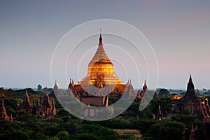 Escénico amanecer más alto en Birmania 