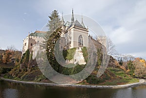 Malebný pohled na podzimní Bojnický zámek s vodním příkopem