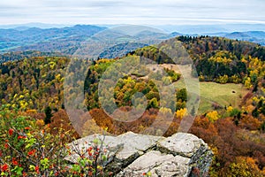 Malebný výhľad na kopce s farebnými jesennými stromami. Sitno v Štiavnických vrchoch na Slovensku.