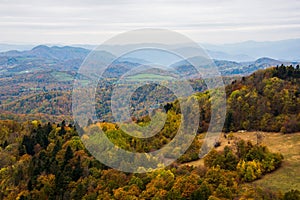 Malebný výhľad na kopce s farebnými jesennými stromami. Sitno v Štiavnických vrchoch na Slovensku.