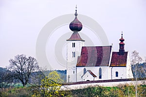 Scénický pohled na historický katolický kostel v Žehře, Slovensko