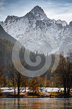 Scenic view on jasna lake in winter time, kranjska gora, slovenia