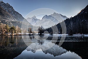 Scenic view on jasna lake in winter time, kranjska gora, slovenia