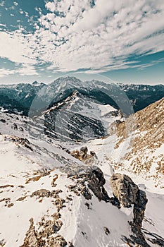 Szenisch aus berg bedeckt entsprechend der schnee blauer himmel 