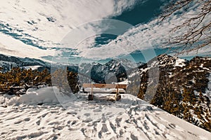 Szenisch aus berg bedeckt entsprechend der schnee blauer himmel 