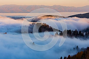 Malebný pohled na horské vrcholy skryté v moři mraků. Kremnické hory, Slovensko.