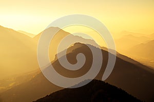 Scénický výhled na siluetu hor a kopců při západu slunce
