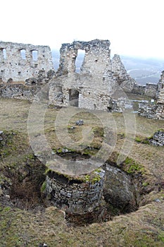 Scénický pohľad na starý kamenný európsky hrad so sivou hmlou na pozadí