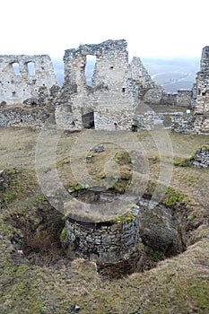 Scénický pohľad na starý kamenný európsky hrad so sivou hmlou na pozadí