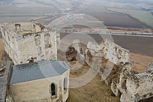 Scénický pohľad na starý kamenný európsky hrad so sivou hmlou na pozadí