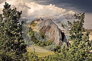 Scenico da Sorprendente vulcanico la roccia antico Chiesa impostato calcolo sommerso campagna 