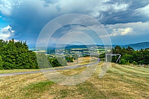 Malebný výhľad na cestu obklopenú sviežou zeleňou. Selčiansky diel, Banská Bystrica, Slovakia.