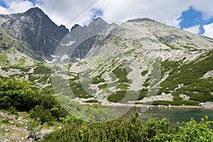Scénický výhled na skalnaté pleso skalnaté pleso a lanovka mířící na vrchol lomnický štít ve vysokých tatrách, slovensko