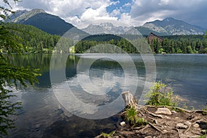 Malebný pohľad na Štrbské pleso Štrbské pleso vo Vysokých Tatrách, Slovensko