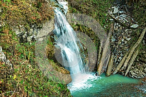 Malebný vodopád tečie v horách