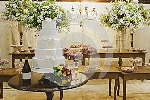 Scenic wedding cake with table bottom decorated with Brazilian flowers and sweets