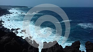 Schiuma di onde oceano che si infrangono sulla costa photo