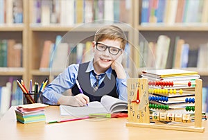 Dieťa vzdelanie študent chlapec štúdium knihy malý 