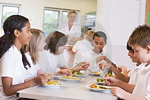 Bambini età scolare contento loro pranzo 
