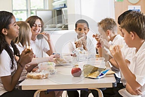 Ninos de escuela feliz a ellos almuerzo en 