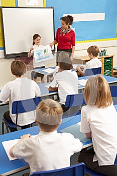 Ninos de escuela el estudio en la clase el maestro 