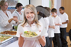 Chica de escuela en comedor 