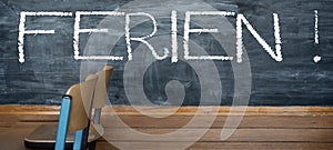 SCHULE, Hintergrund Banner - Alte rustikale Schultafel und HolzstÃÂ¼hlen auf Holztisch, mit dem Wort: FERIEN photo