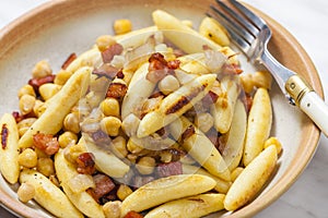 schupfnudel with bacon, onion and chick peas