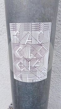 Schwarz weisser geometrischer Design Sticker auf strassenlaterne