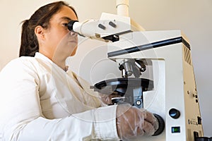 Científico buscando a través de microscopio 
