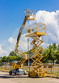 Scissor lift and articulated boom lift