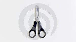 Scissors open and close continuously