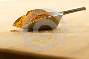 Scoop with curry on a cutting board