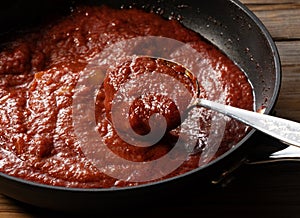 Scoop up the tomato sauce in the pan with a spoon