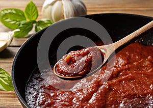 Scoop up the tomato sauce in the pan with a spoon