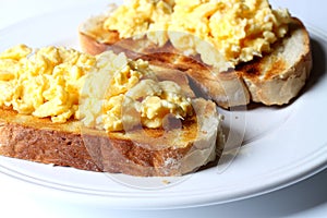 Scrambled egg on toast