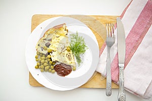 scrambled eggs with green peas and dill