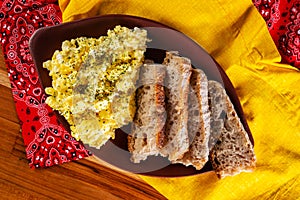 scrambled eggs and slices of artisan bread