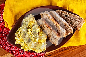 scrambled eggs and slices of artisan bread