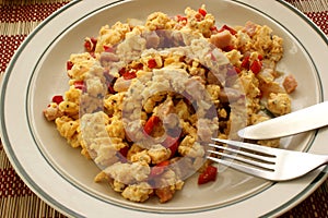 Scrambled eggs with tomato and bacon