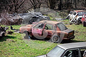Discarica sul ex giardino pieno da vecchio abbandonato automobili 