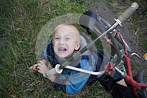 Screaming after falling off to his bicycle