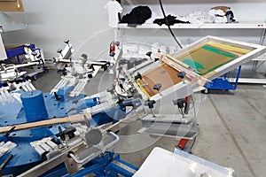 Screen printing machine for applying images by silkscreen printing